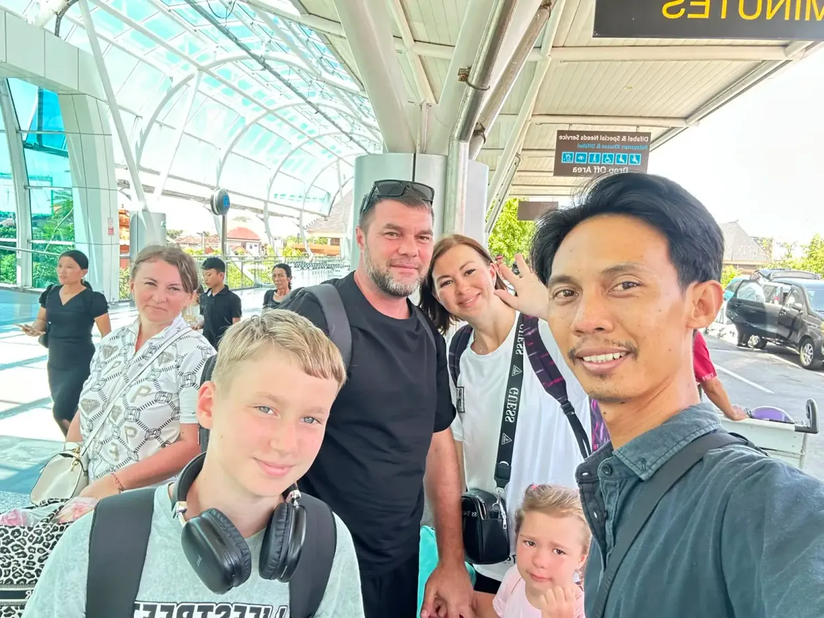 A Bali Arga Tour driver meeting a family on arrival at the airport